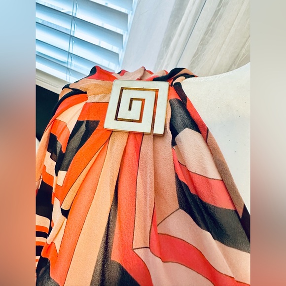 Gianni Versace
Silk Printed Blouse
Size: S I US4, IT40 - Picture 7 of 9